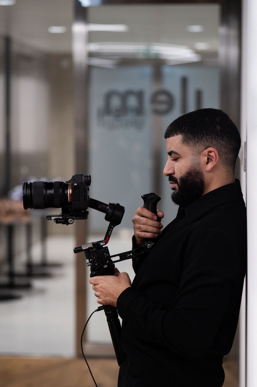 Mousaab, vidéaste de mariage, caméra sur stabilisateur en main pendant un tournage
