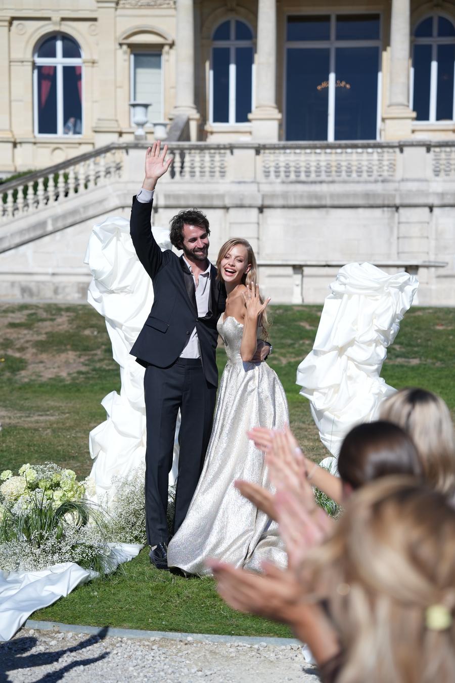 Film de cérémonie : les jeunes mariés saluent leurs invités qui applaudissent